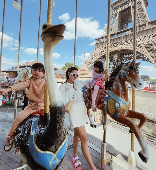 Liburan di Paris, Ini Potret Si Kembar Zayn & Zunaira Anak Syahnaz yang Menggemaskan