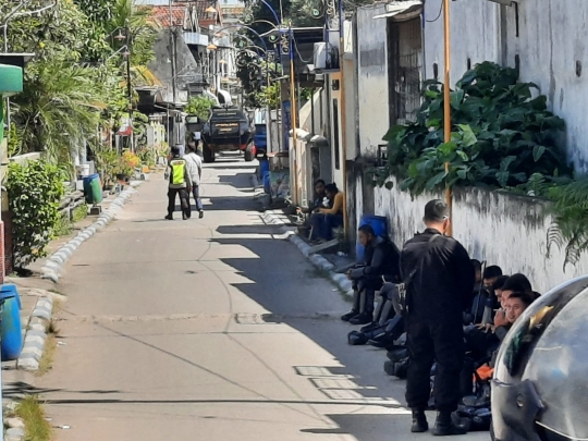 Foto-Foto Polisi Kepung Pesantren di Jombang Tangkap Anak Kiai DPO Kasus Pencabulan
