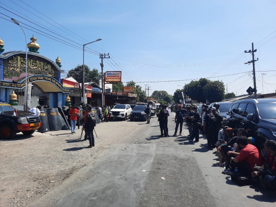 Foto-Foto Polisi Kepung Pesantren di Jombang Tangkap Anak Kiai DPO Kasus Pencabulan