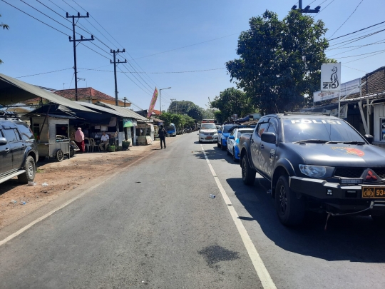 Foto-Foto Polisi Kepung Pesantren di Jombang Tangkap Anak Kiai DPO Kasus Pencabulan