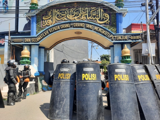 Foto-Foto Polisi Kepung Pesantren di Jombang Tangkap Anak Kiai DPO Kasus Pencabulan