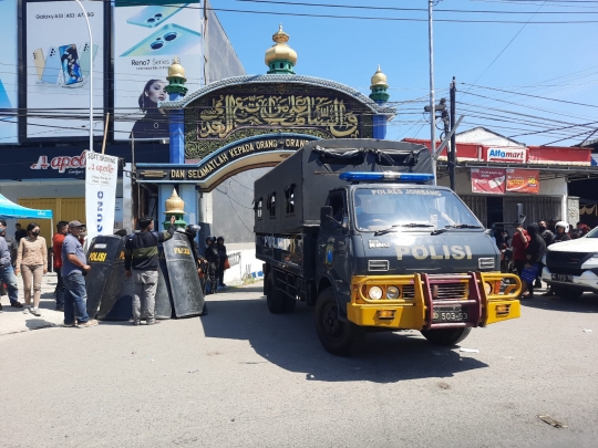 Foto-Foto Polisi Kepung Pesantren di Jombang Tangkap Anak Kiai DPO Kasus Pencabulan