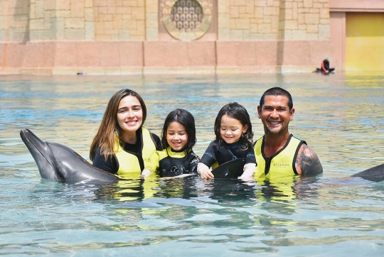 Liburan di Dubai, Ini Momen Yasmine Wilddblood & Keluarga Renang Bareng Lumba-lumba