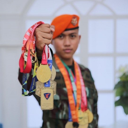 Potret Ayah & Anak Sama-Sama Anggota TNI, Pangkatnya Cuma Beda 2 Tingkat