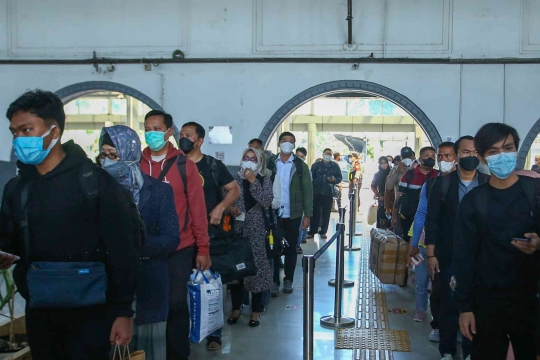 Jelang Iduladha, Penumpang Kereta di Stasiun Pasar Senen Meningkat