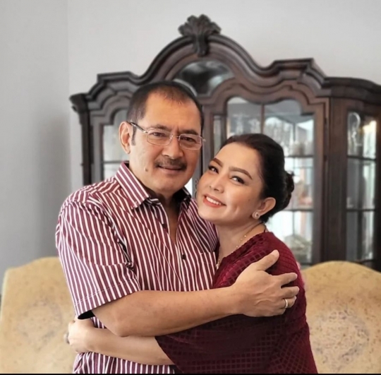 5 Potret Mesra Mayangsari & Bambang Trihatmodjo, Rayakan Ulang Tahun Pernikahan ke-22