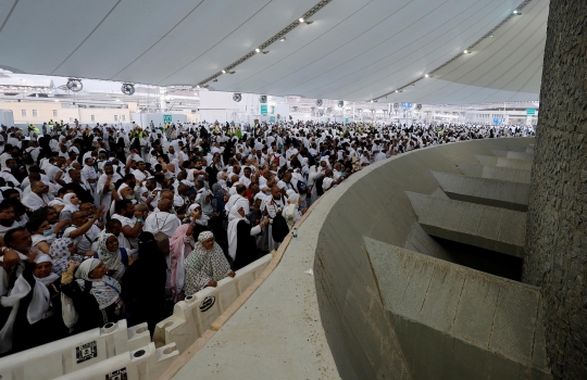 Melihat Jemaah Haji Laksanakan Lempar Jumrah di Mina
