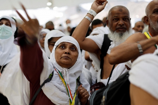 Melihat Jemaah Haji Laksanakan Lempar Jumrah di Mina