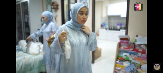 Foto Ayu Ting Ting Rayakan Idul Adha di Rumah, Kompak Pakai Baju Biru Bareng Keluarga