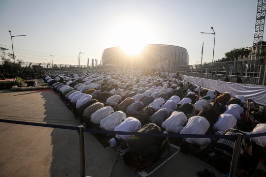 Kekhusyukan Jemaah Salat Iduladha 1443 H di Stadion Jakarta Internasional