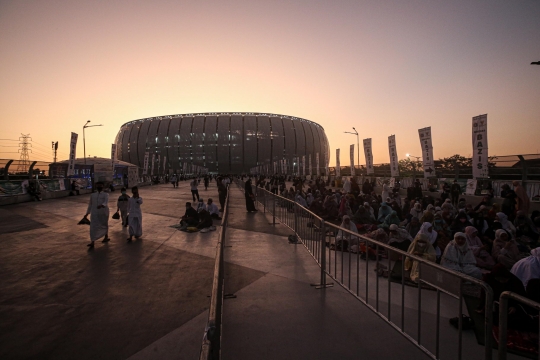 Kekhusyukan Jemaah Salat Iduladha 1443 H di Stadion Jakarta Internasional