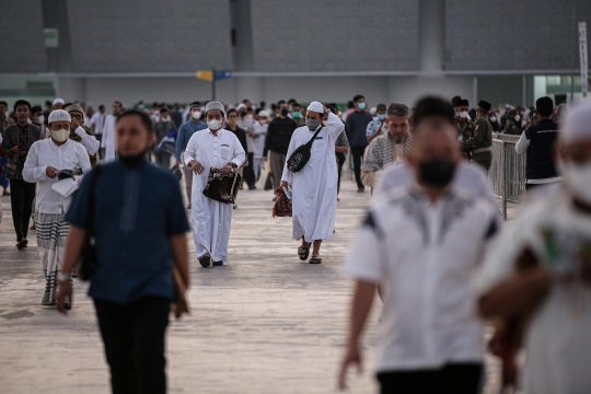 Kekhusyukan Jemaah Salat Iduladha 1443 H di Stadion Jakarta Internasional