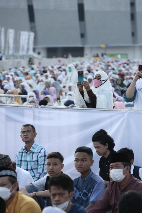 Kekhusyukan Jemaah Salat Iduladha 1443 H di Stadion Jakarta Internasional