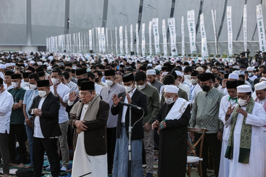 Kekhusyukan Jemaah Salat Iduladha 1443 H di Stadion Jakarta Internasional