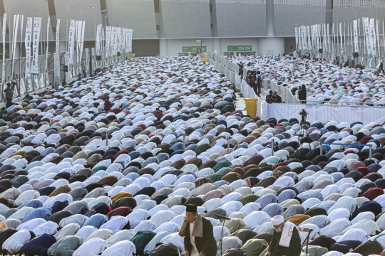 Kekhusyukan Jemaah Salat Iduladha 1443 H di Stadion Jakarta Internasional