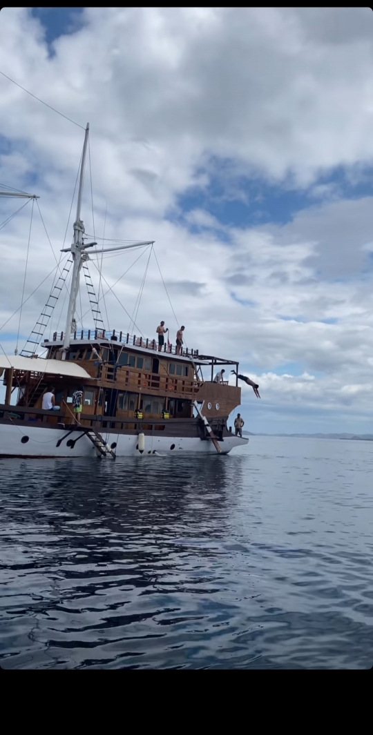 Intip Momen Keseruan Liburan Tora Sudiro dan Mieke Amalia di Labuan Bajo