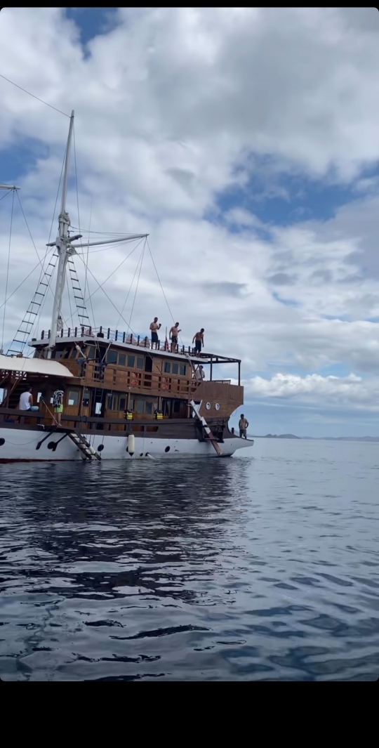 Intip Momen Keseruan Liburan Tora Sudiro dan Mieke Amalia di Labuan Bajo