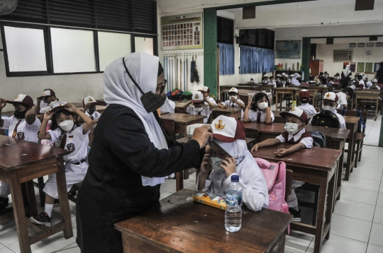 Antusias Murid Kelas 1 SD di Hari Pertama Sekolah