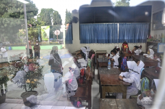 Antusias Murid Kelas 1 SD di Hari Pertama Sekolah