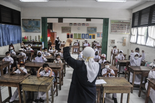 Antusias Murid Kelas 1 SD di Hari Pertama Sekolah