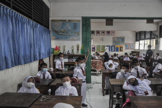 Antusias Murid Kelas 1 SD di Hari Pertama Sekolah