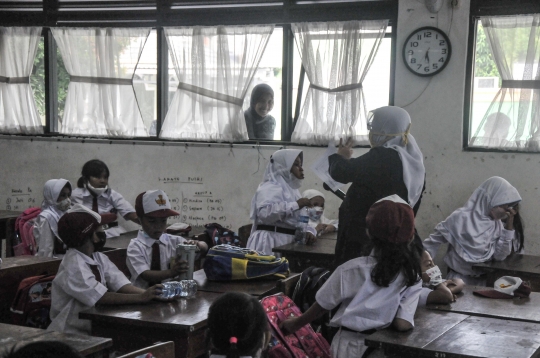 Antusias Murid Kelas 1 SD di Hari Pertama Sekolah