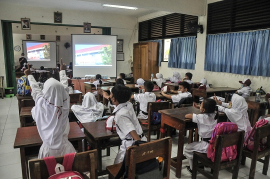 Antusias Murid Kelas 1 SD di Hari Pertama Sekolah