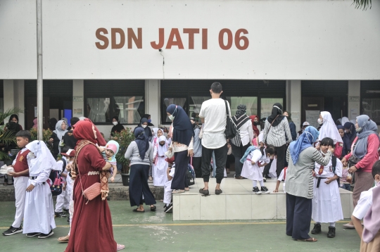 Antusias Murid Kelas 1 SD di Hari Pertama Sekolah