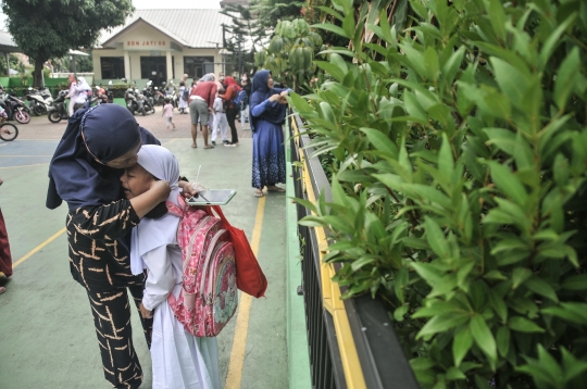 Antusias Murid Kelas 1 SD di Hari Pertama Sekolah