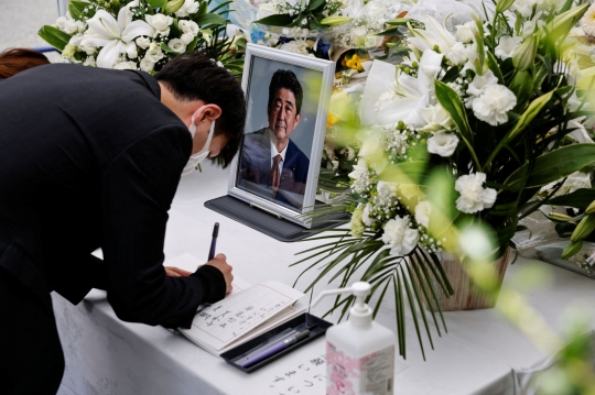 Pelayat Terus Berdatangan Beri Penghormatan Terakhir Shinzo Abe