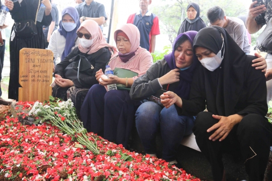 Tangis Keluarga di Pemakaman Rini S Bon Bon