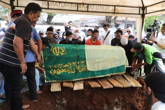 Tangis Keluarga di Pemakaman Rini S Bon Bon