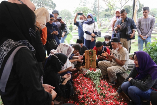 Tangis Keluarga di Pemakaman Rini S Bon Bon