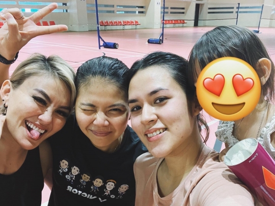 Bersahabat Sejak Lama, Ini Potret Agnez Mo dan Greysia Polii Main Badminton Bareng