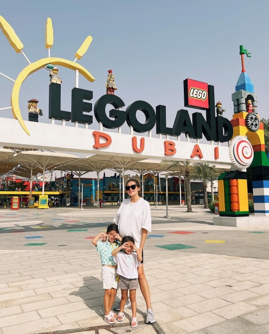 7 Momen Keseruan Yasmine Wildblood dan Keluarga Jalan-jalan di Legoland Dubai