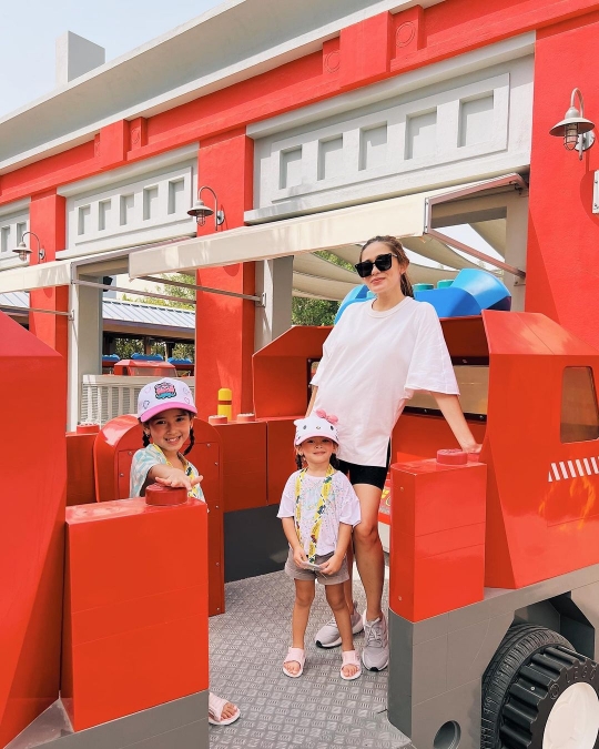 7 Momen Keseruan Yasmine Wildblood dan Keluarga Jalan-jalan di Legoland Dubai
