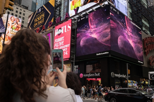 Times Square Tampilkan Warna-warni Gugusan Galaksi dari Teleskop Antariksa Webb