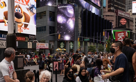 Times Square Tampilkan Warna-warni Gugusan Galaksi dari Teleskop Antariksa Webb