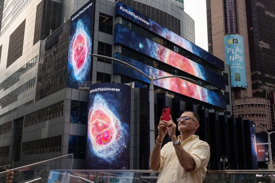 Times Square Tampilkan Warna-warni Gugusan Galaksi dari Teleskop Antariksa Webb