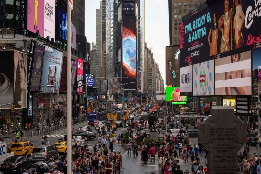 Times Square Tampilkan Warna-warni Gugusan Galaksi dari Teleskop Antariksa Webb