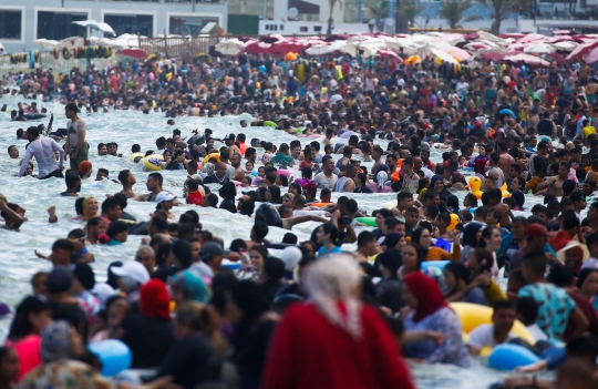 Ribuan Warga Mesir Padati Pantai saat Dilanda Gelombang Panas