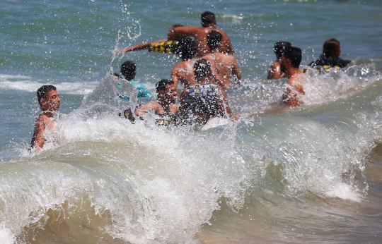 Ribuan Warga Mesir Padati Pantai saat Dilanda Gelombang Panas