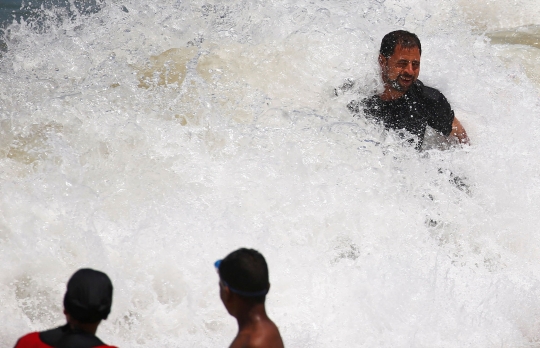 Ribuan Warga Mesir Padati Pantai saat Dilanda Gelombang Panas