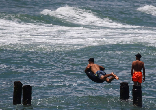 Ribuan Warga Mesir Padati Pantai saat Dilanda Gelombang Panas