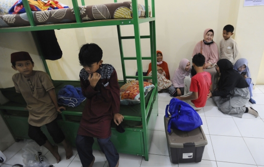 Momen Haru Keluarga Melepas Anak Masuk Pesantren di Tahun Ajaran Baru