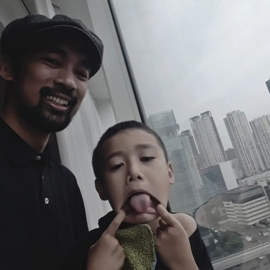 Jarang Tampil di TV, Begini Potret Terbaru Aktor Dallas Pratama Makin Brewokan