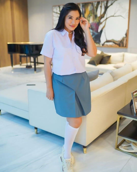 5 Potret Cantik Titi Kamal Pakai Seragam SMA, Wajah Awet Muda Curi Perhatian