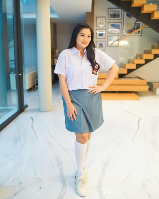 5 Potret Cantik Titi Kamal Pakai Seragam SMA, Wajah Awet Muda Curi Perhatian