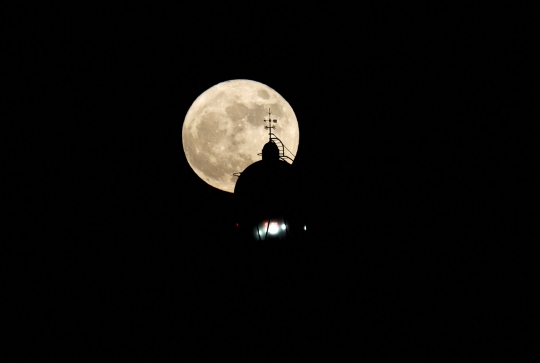 Keindahan Buck Moon, Bulan Purnama Paling Terang Tahun Ini