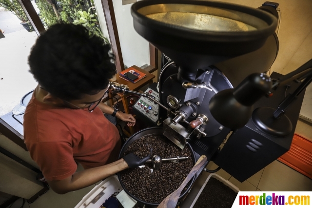 Barista memanggang kopi di salah satu Kedai Kopi kawasan Permata Hijau, Jakarta, Kamis (14/7/2022). Usaha kedai kopi menjadi salah satu bisnis yang paling diminati di masa kini. Terbukti konsumsi kopi di Indonesia meningkat pesat hingga 50 persen sejak 3-4 tahun terakhir.
